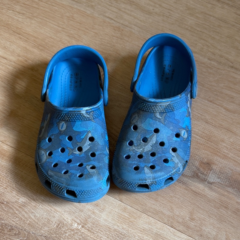 CROCS Kids Blue Patterned Clogs